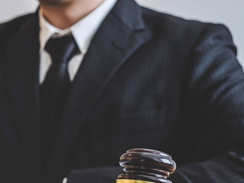 上海刑事辩护律师解析：一般刑事辩护律师费的多面考量